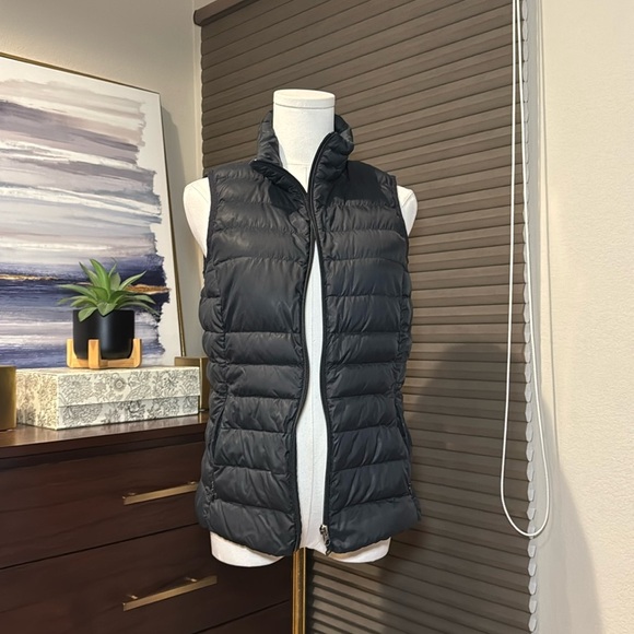 Amazon Black Lightweight Water-Resistant Packable Puffer Vest. Size Small - Picture 3 of 6